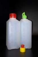 Литровая четырехгранная бутыль "МОНОЛИТ" с мерной шкалой и полосой контроля